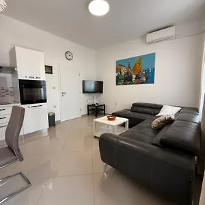 Apartment Sesar Krk - No. 1 Iva, Krk Town